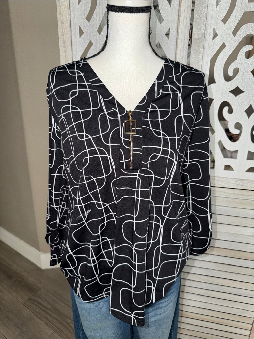 PerSeption Concept Black & White Abstract Zip V-Neck Blouse